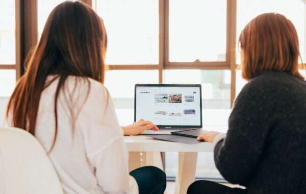 How much does it cost to hire a website designer?